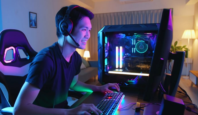 άνδρας στον υπολογιστή ανοίγει το Norton 360 for Gamers